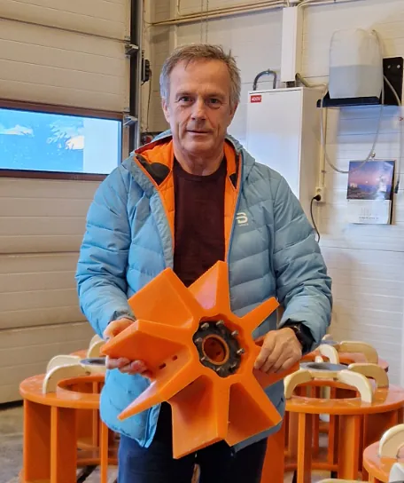 Flislegger legger store hvite fliser på gulv